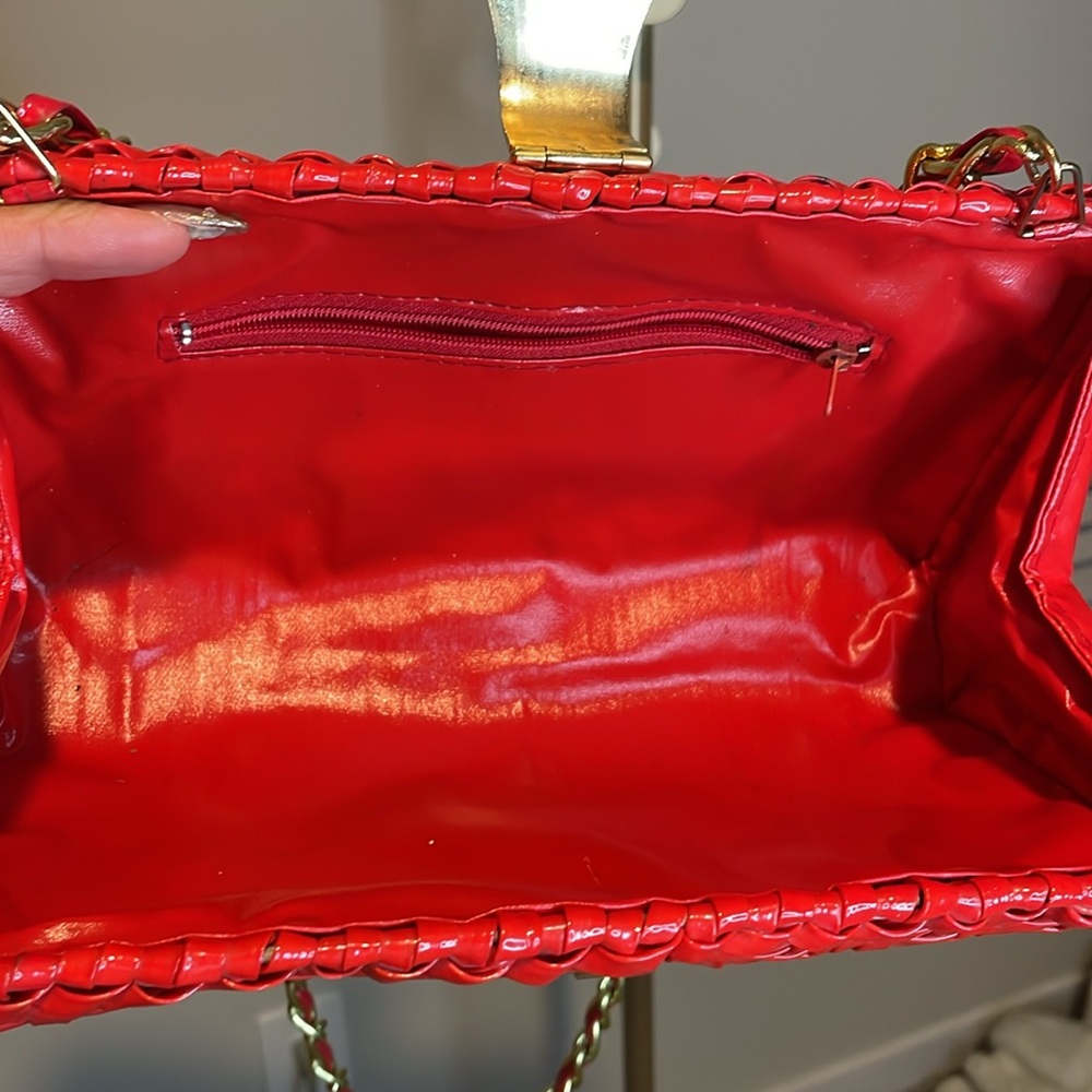 Vintage 1960's Red Woven Wicker Basket Purse Box Barrel Shape Gold Chain Metal - Picture 7 of 8